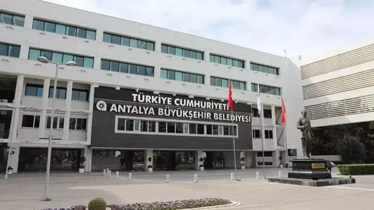 Antalya Büyükşehir Belediyesi&#039;ne operasyon: 8 gözaltı