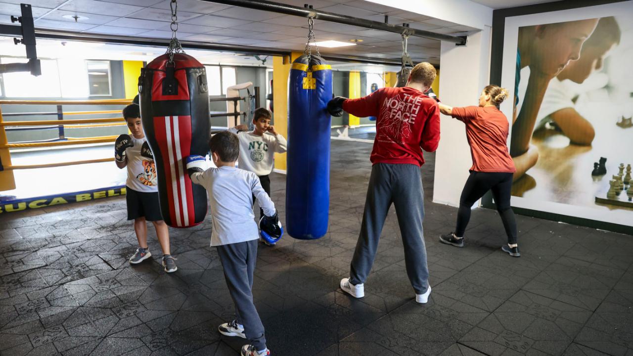 Bucalı kadınlar şiddete karşı kick boks öğreniyor