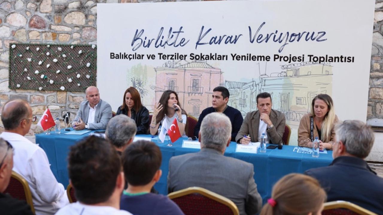 Çeşme Belediyesi, Balıkçılar ve Terziler Sokağı yenileme projesini esnafla paylaştı