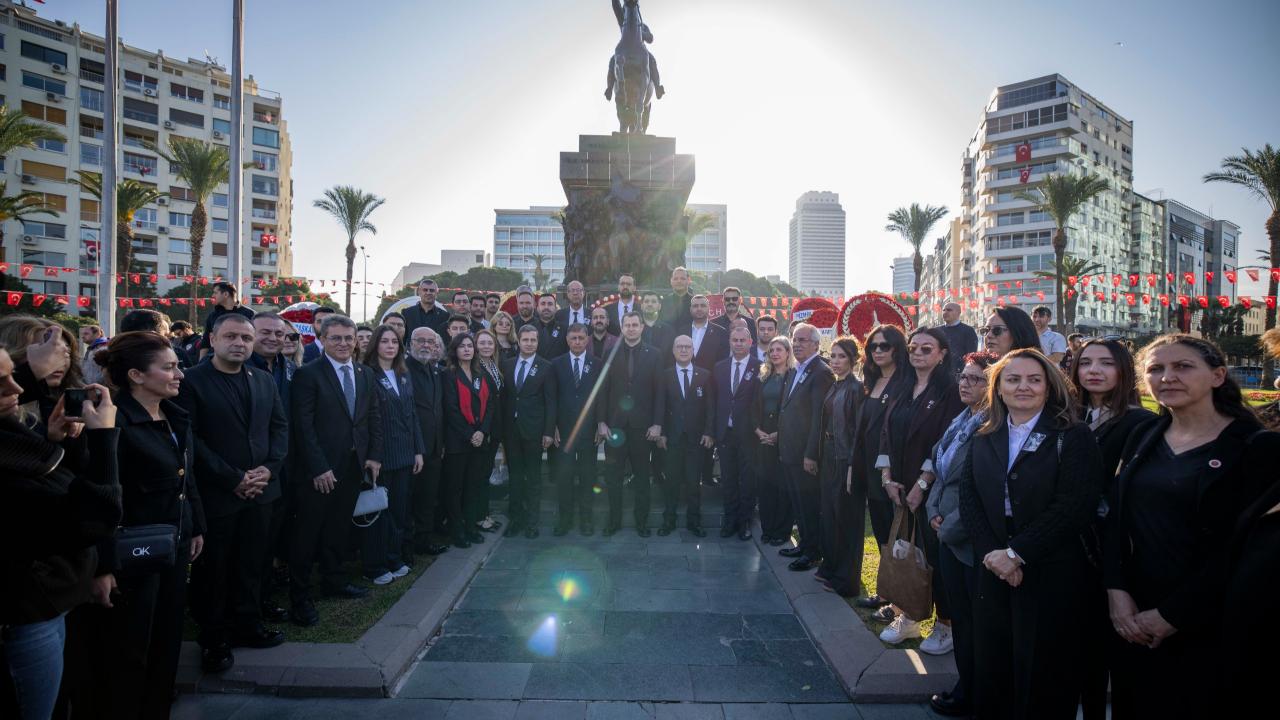 CHP İzmir 10 Kasım&#039;da Ata&#039;sının Huzurundaydı