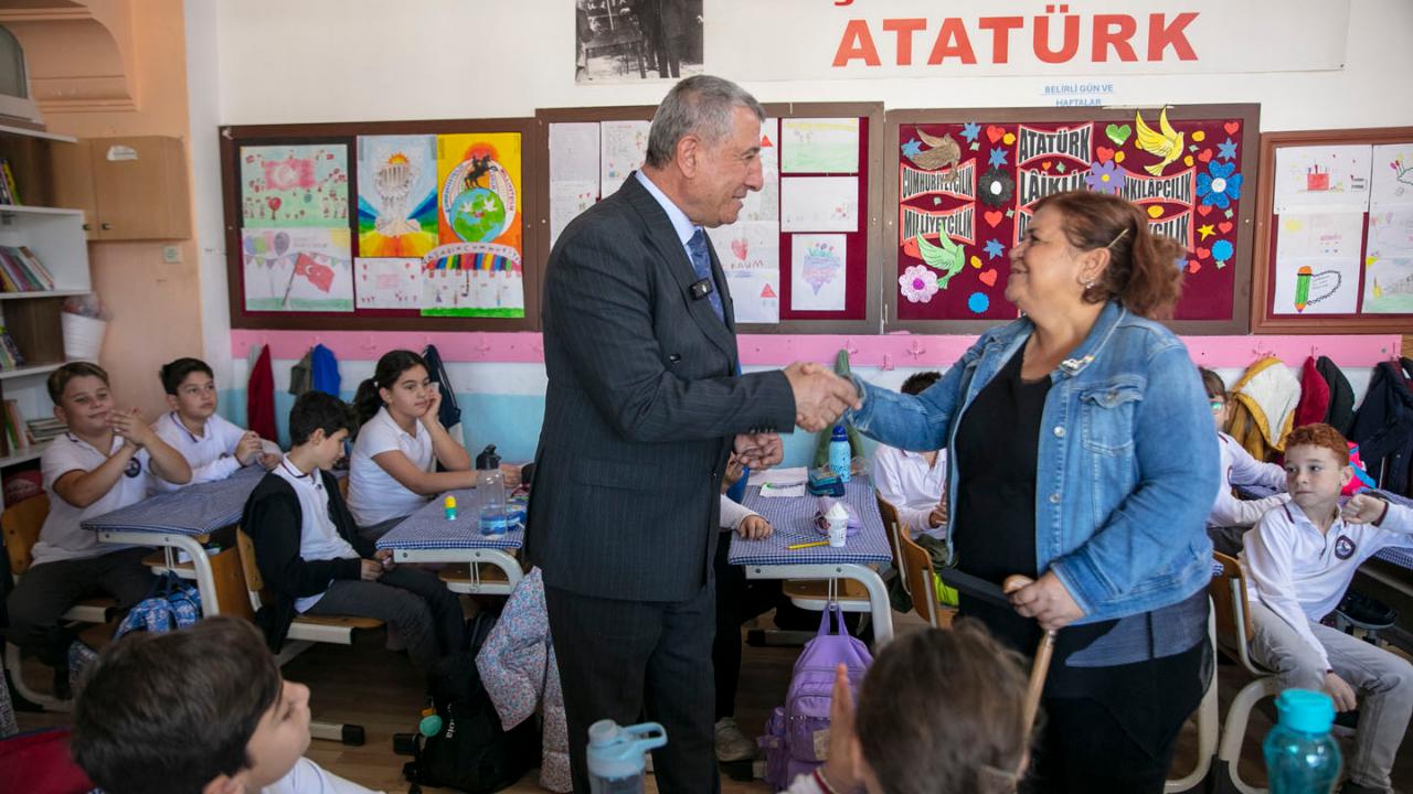 Güzelbahçe Belediyesi’nden Öğretmenlere Anlamlı Jest: İsimli Kalem Hediyesi