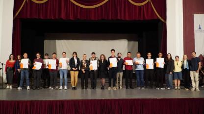 İş hayatına hazırlanan nöroçeşitli gençlerin mezuniyet sevinci