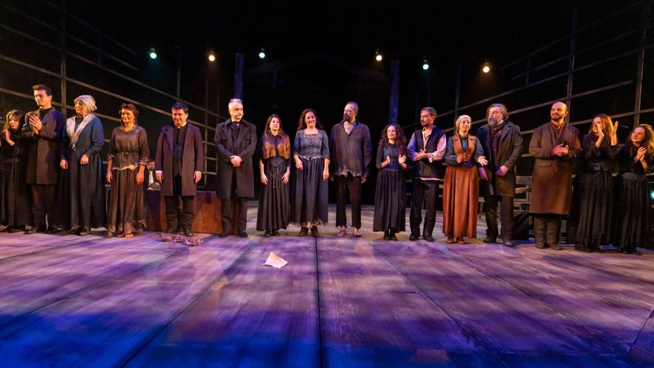 İzmir Şehir Tiyatroları’ndan Cadı Kazanı için görkemli prömiyer