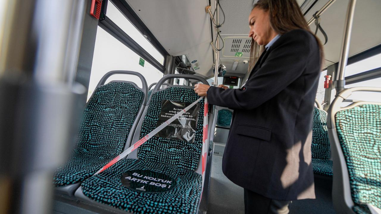 İzmir’de “boş koltuk”lu 25 Kasım mesajı..Bir koltuk boş, bir kadın eksik