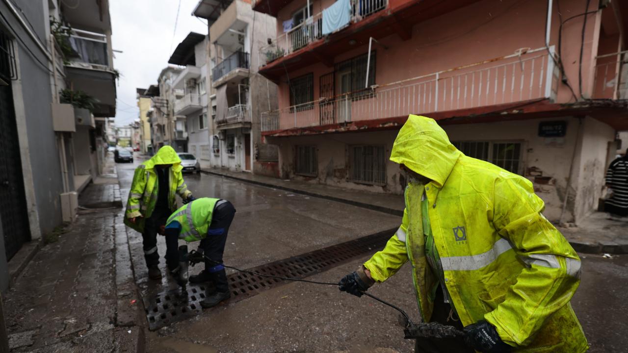 İzmir’de yağış seferberliği: 750 personel, 210 araç ve 24 saat nöbet sistemi