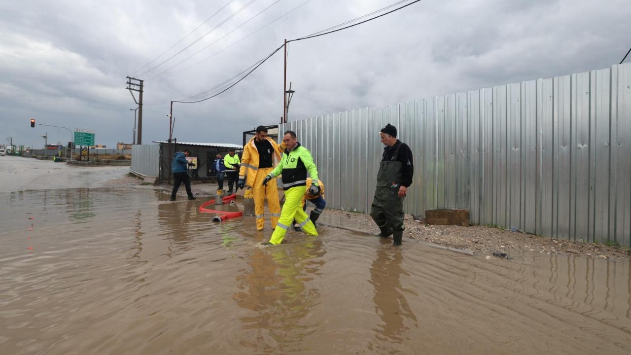 Karaburun, Çeşme ve Foça&#039;da etkili olan yağışlar için ekipler seferber oldu