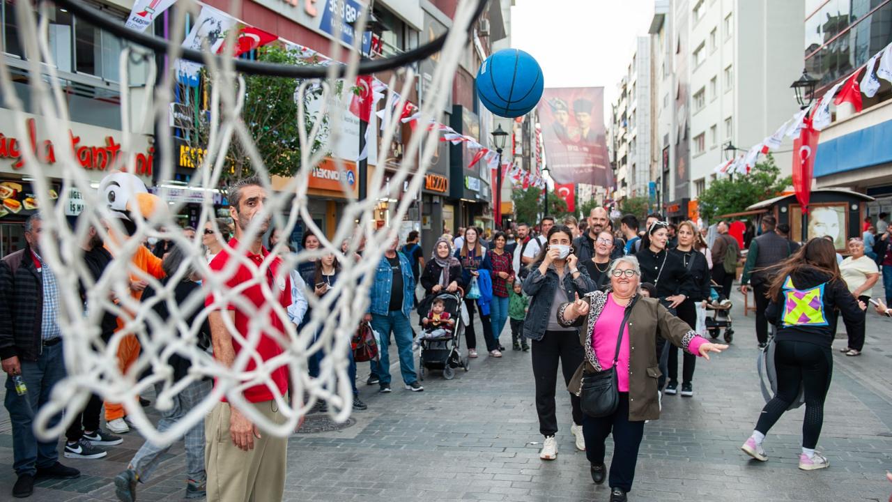 Karşıyaka Çarşısı’nda renkli anlar: Hergele Meydanı’na basketbol potası kuruldu