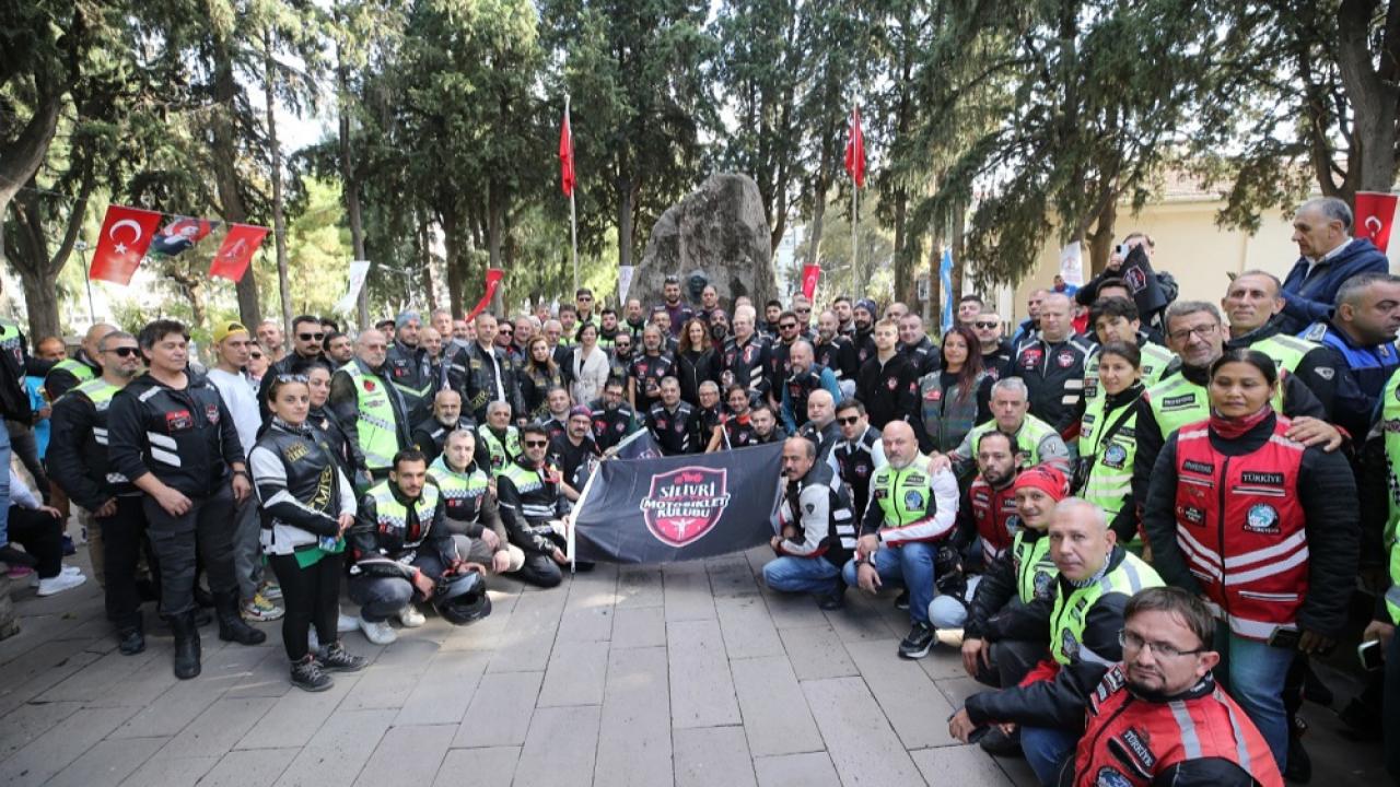 Karşıyaka tek yürek oldu, Ata’ya selam durdu!