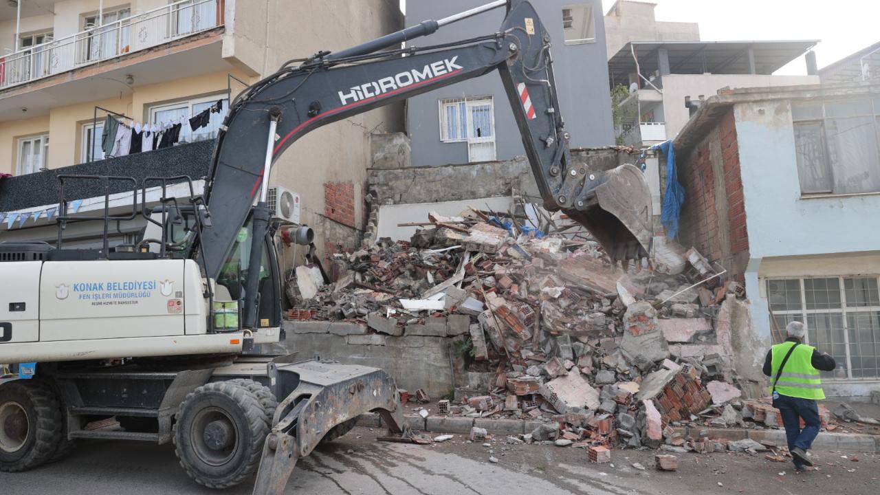 Konak’ta metruk yapıların yıkımı devam ediyor