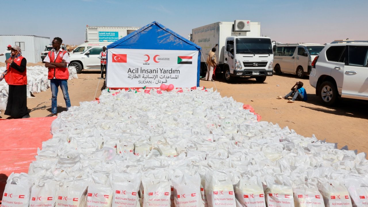 Türk Kızılay'dan Sudan'da yerinden edilenlere gıda katkısı