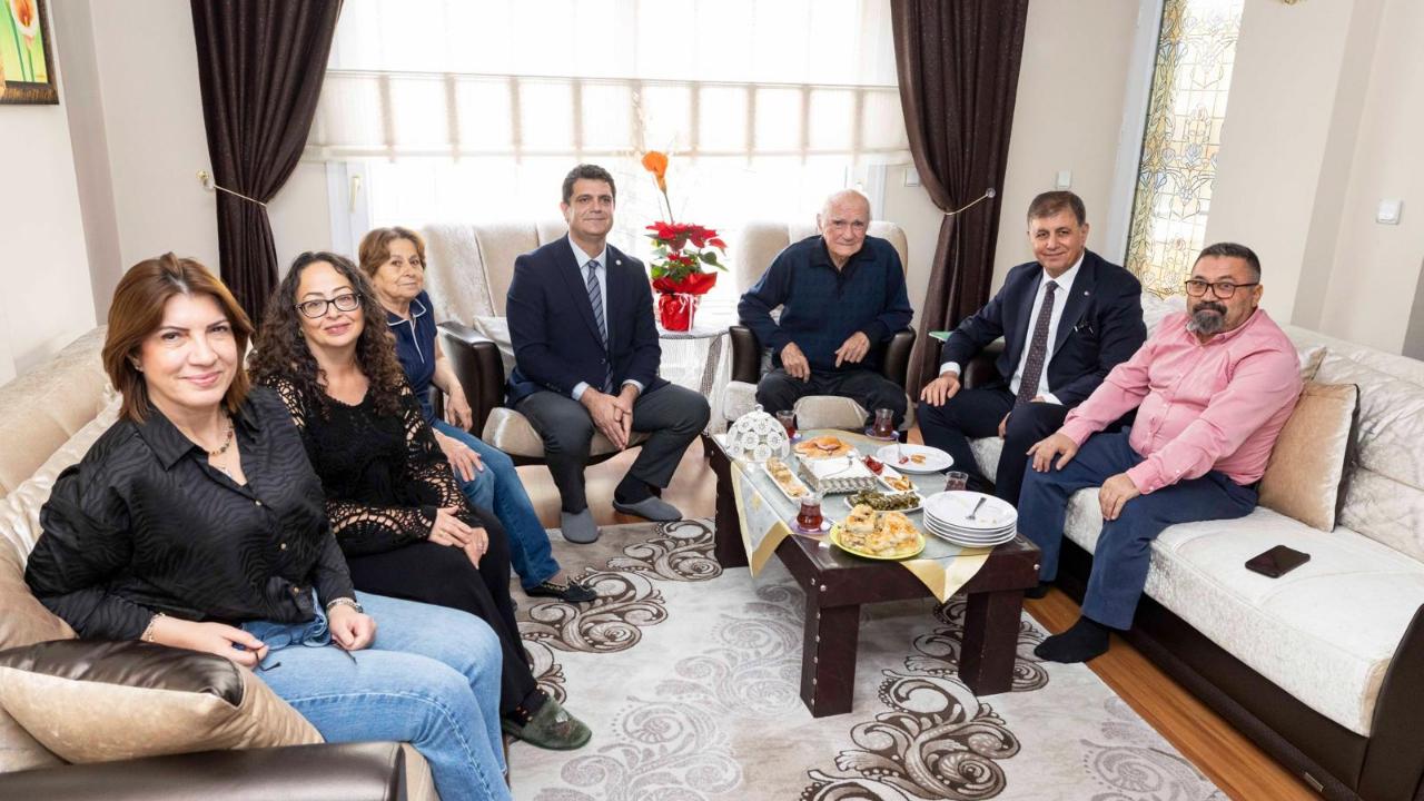 Yıllar Sonra Duygulandıran Buluşma: Başkan Tugay Lise Öğretmenini Ziyaret Etti