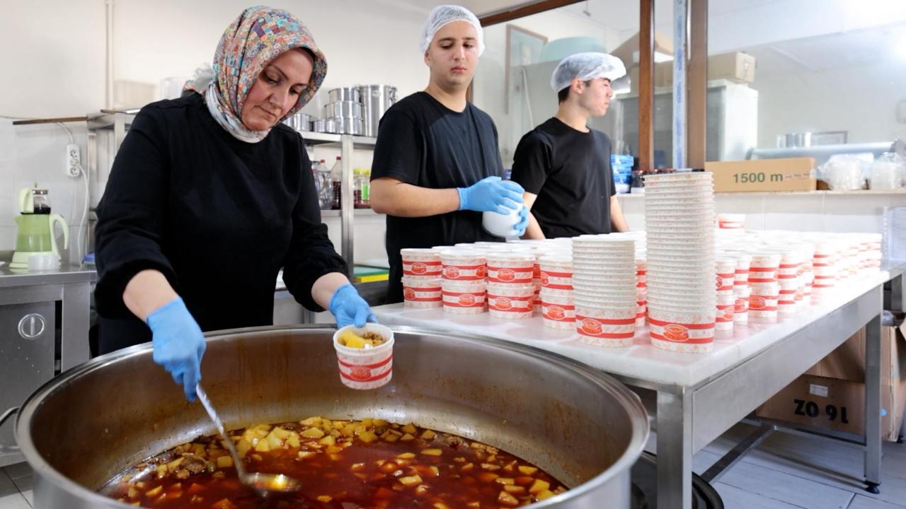 250 vatandaşa her gün sıcak yemek