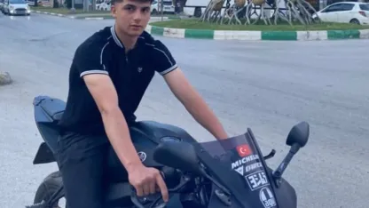 Mezarlıkta otomobilde 2 genç ölü bulundu, otomobilde isimleri yazılı şef bıçağı bulundu