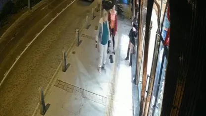 Alkollü travesti, başıyla vurduğu iş yeri vitrin camını kırdı