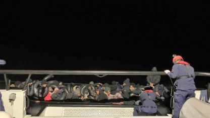 İzmir açıklarında göçmen mesaisi: 44 yakalama, 18 kurtarma