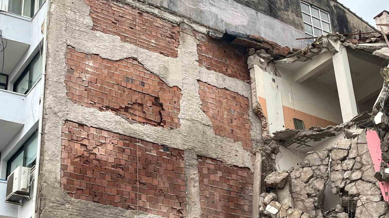 Balçova’da kentsel dönüşüm yıkımı: Komşu binada hasar oluştu