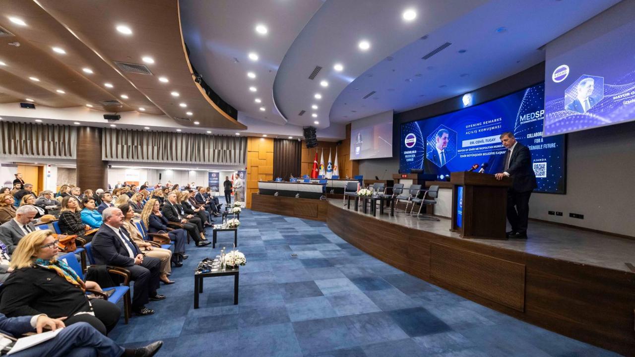 Başkan Tugay İZİKAD’ın MEDSPARC Uluslararası İş Zirvesi’ni açtı