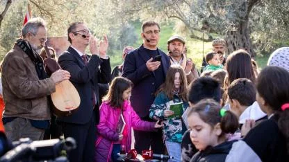 Başkan Tugay’dan Durbay’a şiirle destek