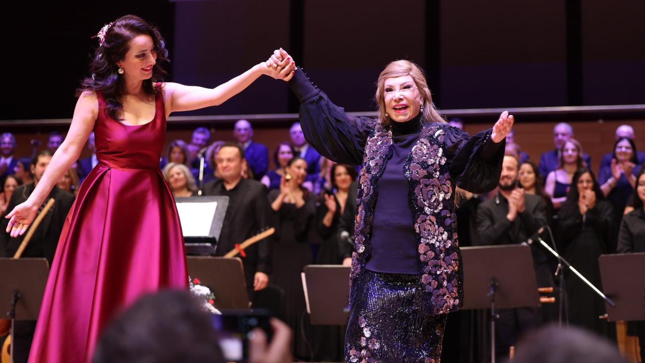 Bedia Akartürk'ten Büyükşehir korosuna yeni yıl sürprizi