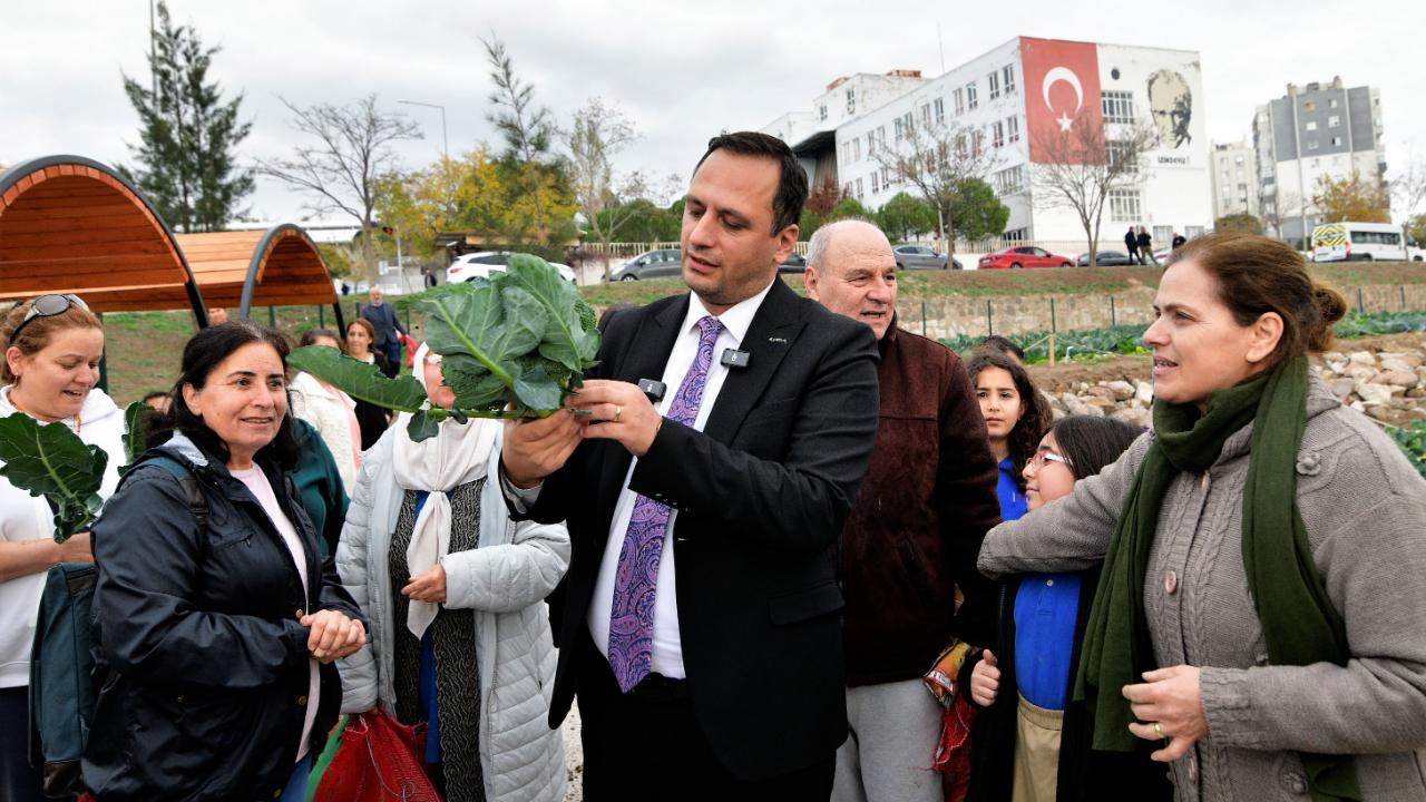 Bornova’da Kent Bostanlarında büyük hasat coşkusu
