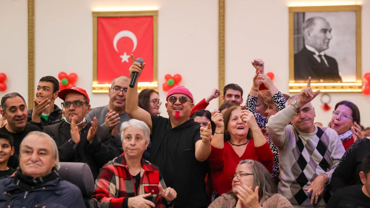 Buca Belediyesi’nden engel tanımayan yeni yıl kutlaması