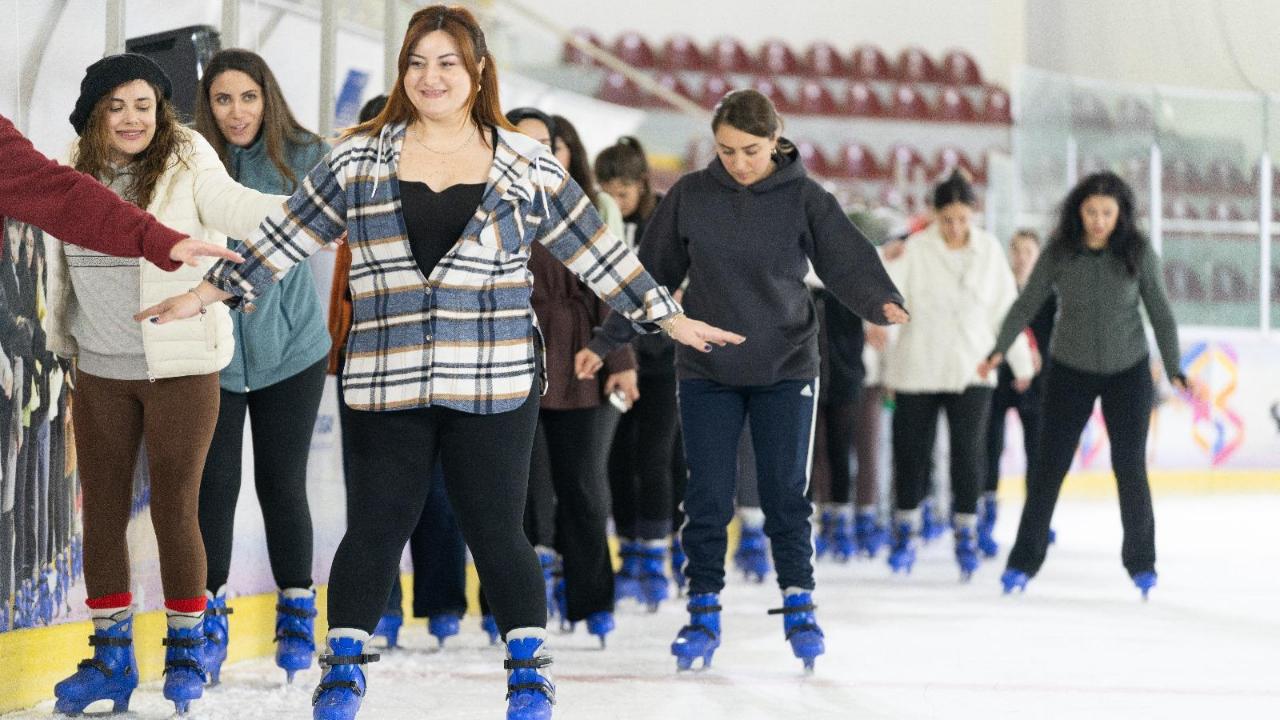 Büyükşehir Kültürpark ve Bostanlı’da buz pisti kuruyor