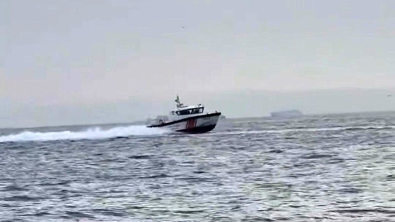 Çeşme açıklarında mülteci hareketliliği: Sahil Güvenlik mülteci botunu takip etti