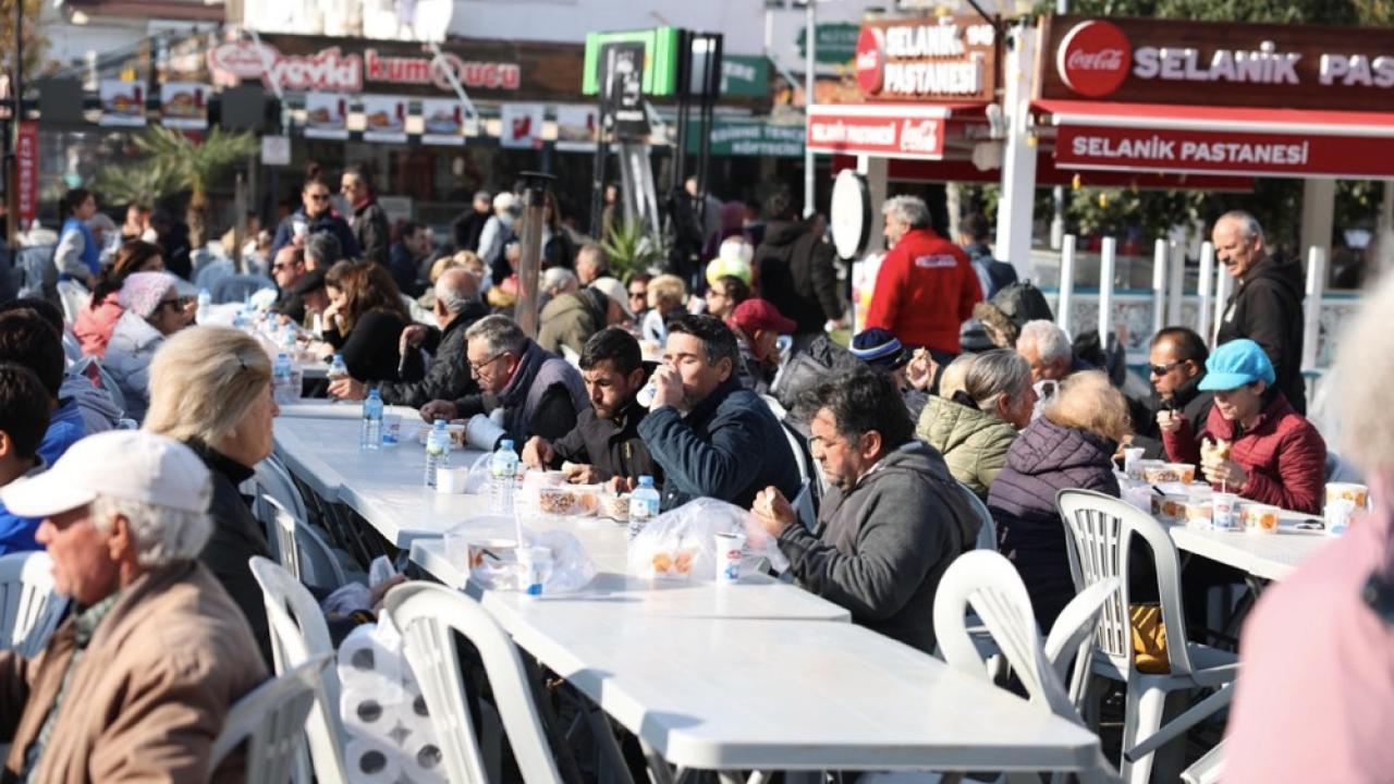 Çeşme’de Gülşah Durbay için hayır yemeği dağıtıldı