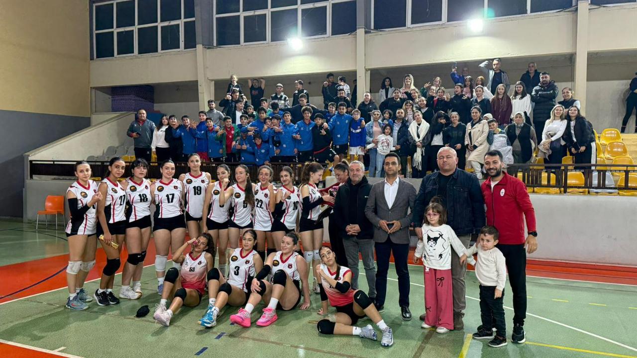 Çiğli Belediyesi’nin Voleybol Takımları Ligde Zirvede