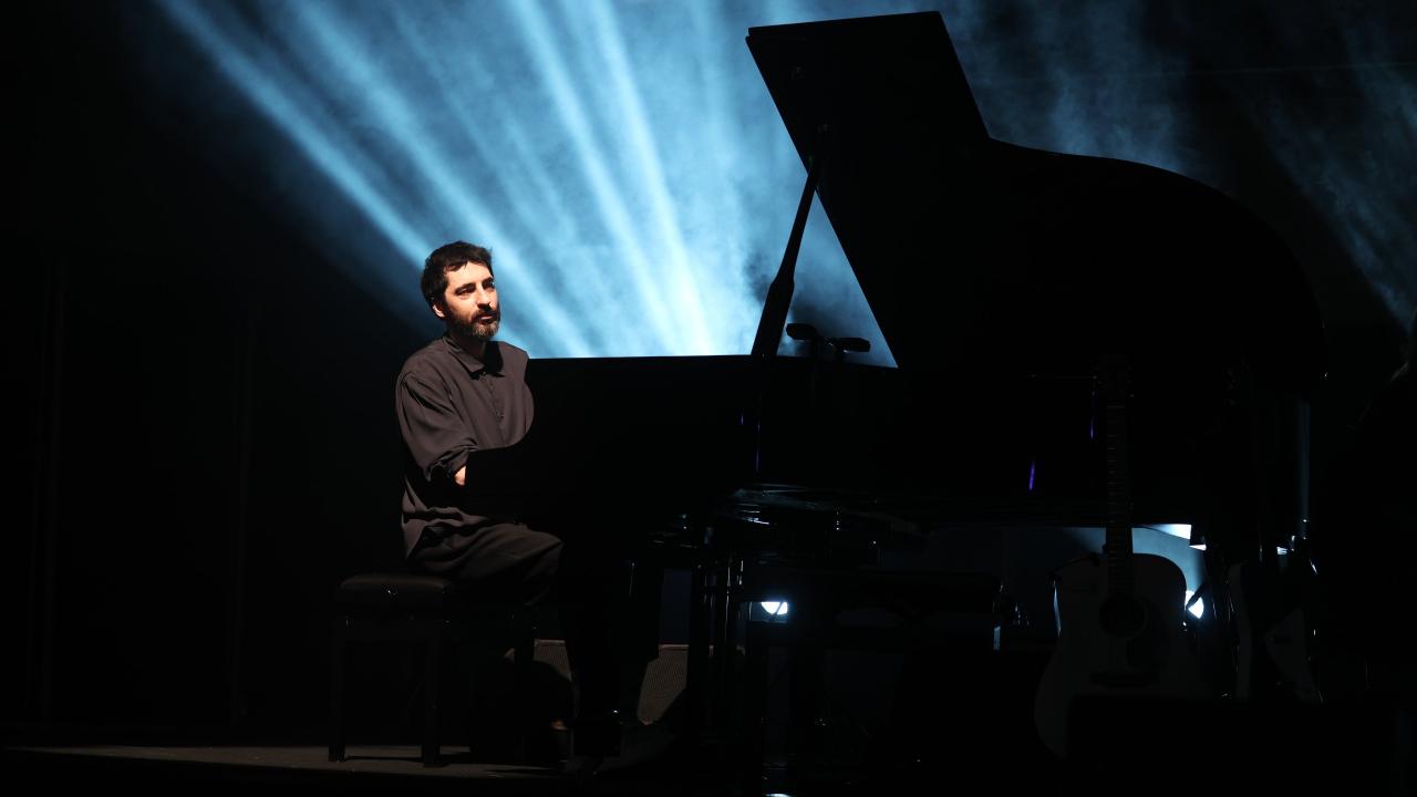 Dünyaca ünlü piyanist İzmir'de ayakta alkışlandı