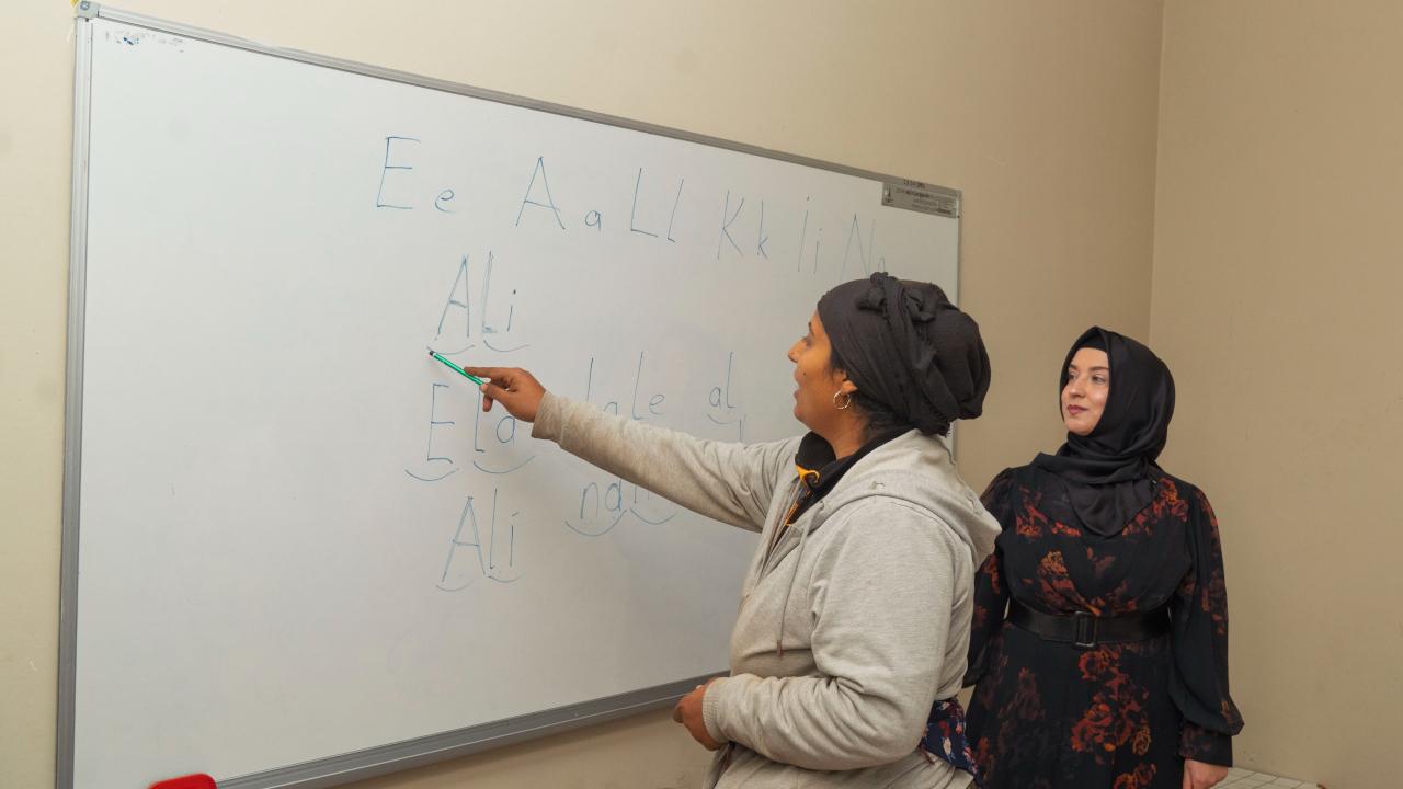 “Emojilerle konuşuyorduk, şimdi okuma yazma öğreniyoruz”