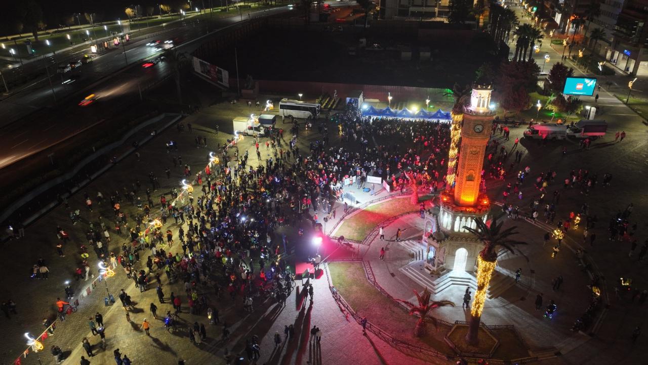 En uzun geceyi İzmirliler aydınlattı