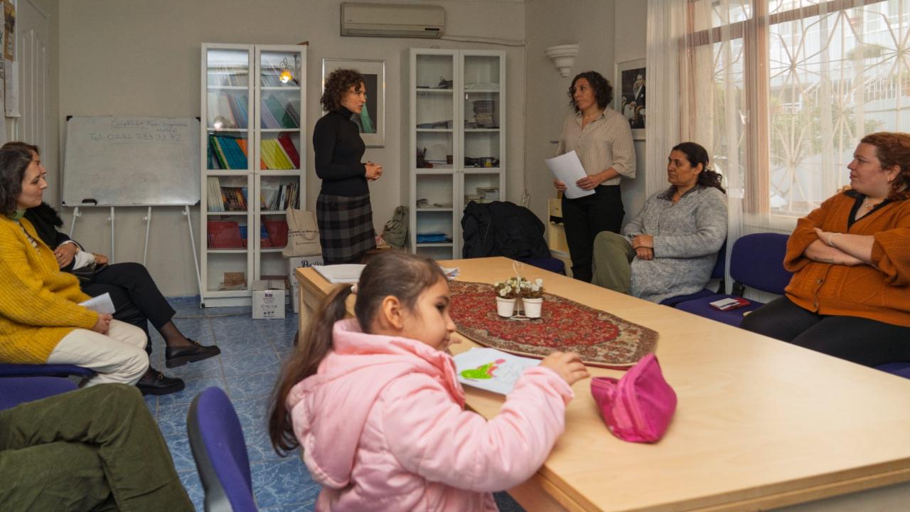 “Güçlenme Durakları” ile kadınlara hem kuaförlük hizmeti hem hak temelli eğitimler veriliyor