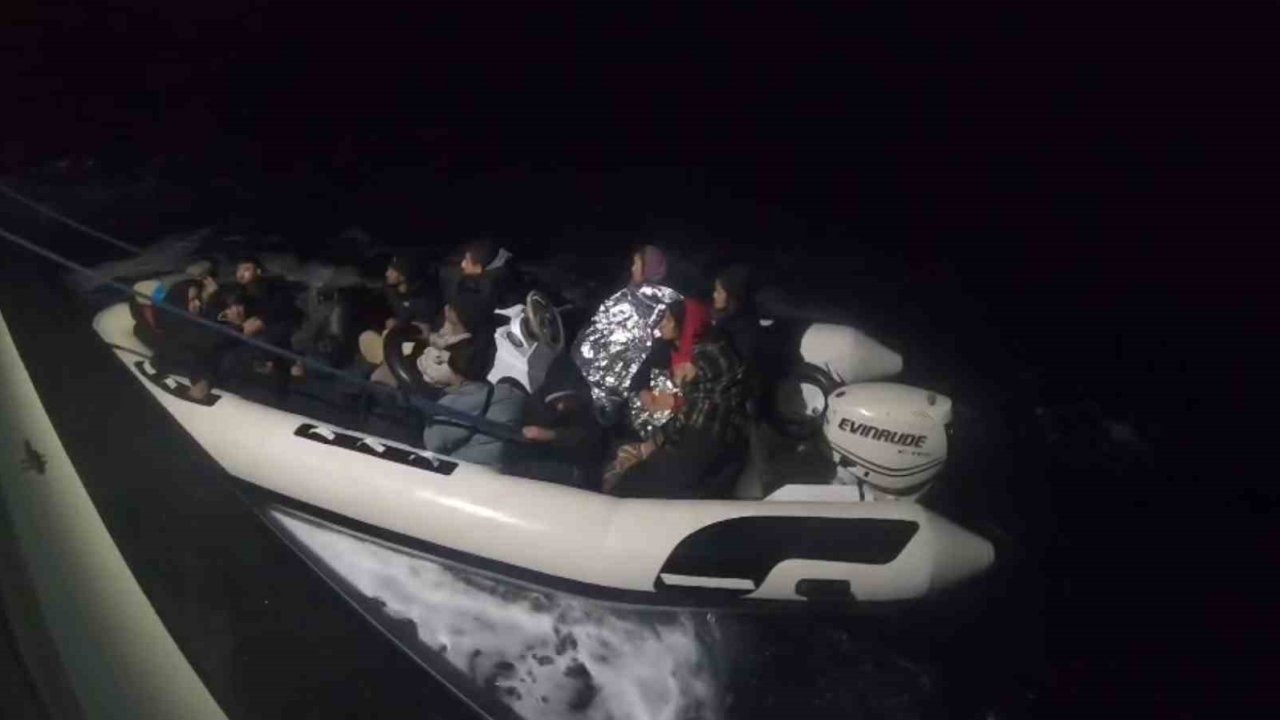 İzmir açıklarında 25 düzensiz göçmen yakalandı, 33 göçmen kurtarıldı