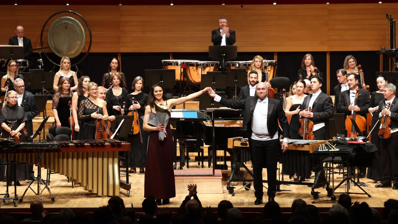 İzmir Devlet Senfoni Orkestrası’na tencere ve tava ile eşlik etti