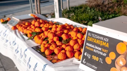 İzmir Güzelbahçe'de güven esaslı dayanışma... Tart ve parasını kutuya at!