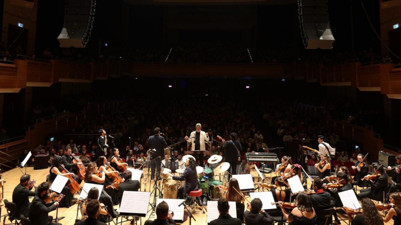 İzmir Oda Orkestrası Latin müzikleriyle dans ettirdi