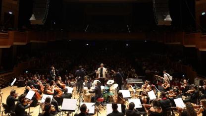 İzmir Oda Orkestrası Latin müzikleriyle dans ettirdi