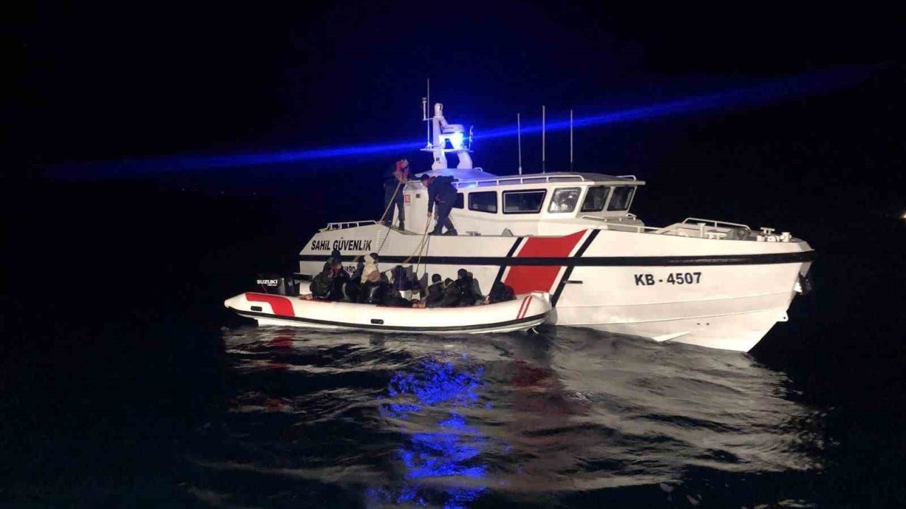 İzmir’de 24 saatte 99 göçmen, 3 kaçakçı yakalandı