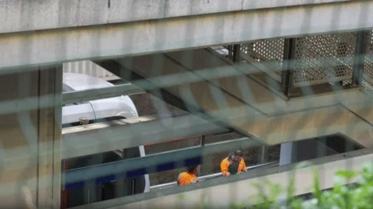 İzmir&#039;de metro raydan çıktı