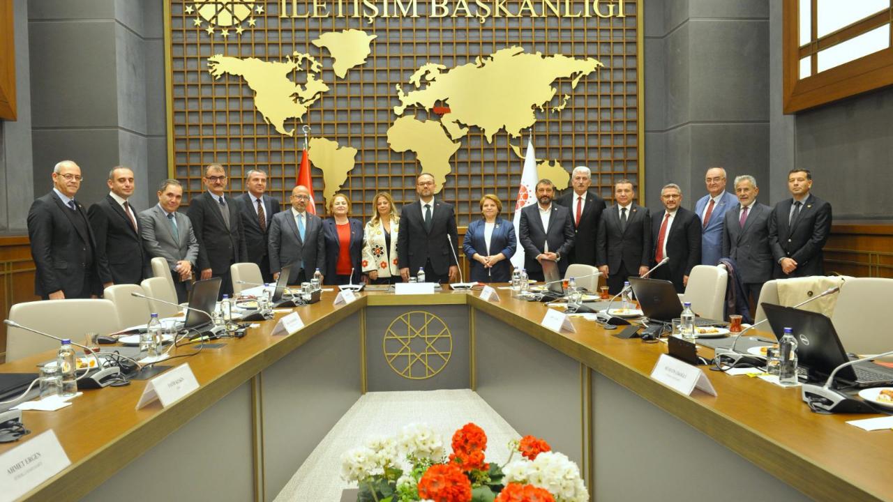 İzmir&#039;den 44 gazeteciye basın kartı