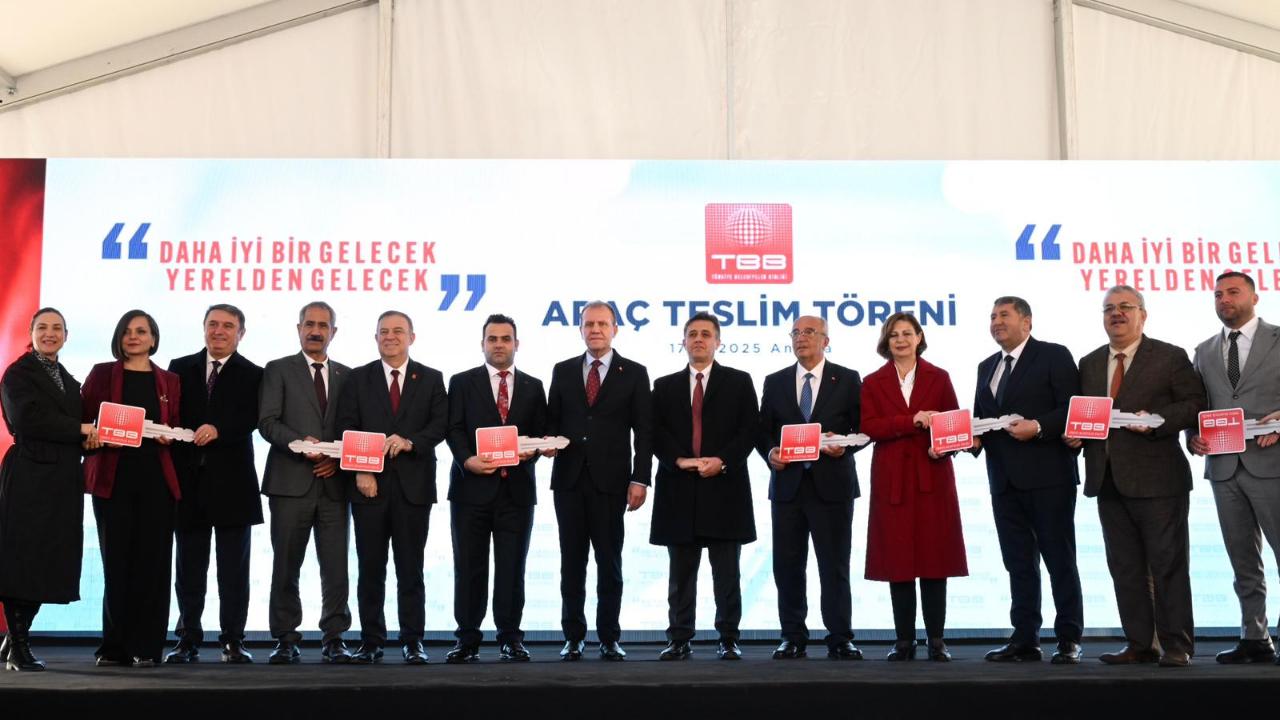 Karabağlar Belediyesi’ne Yeni İş Makinesi Desteği