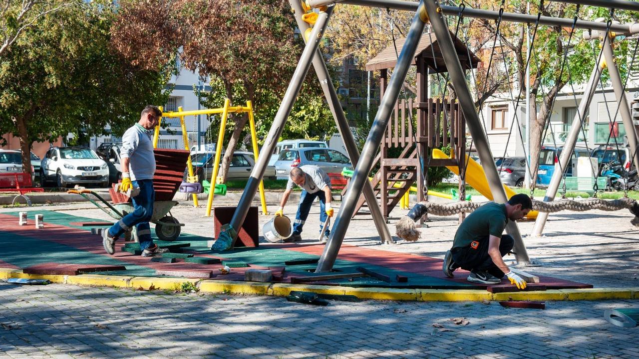 Karşıyaka’nın parkları tek tek yenileniyor