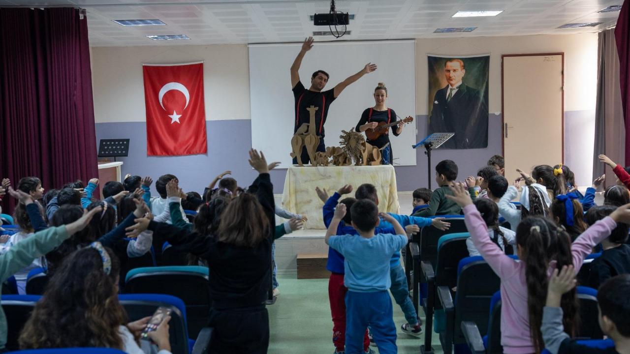 “Kendini Arayan Zürafa” Buca’da miniklerle buluştu