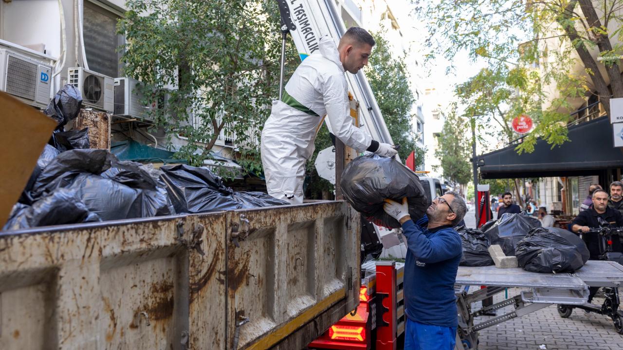Konak Belediyesi’nden çöp ev operasyonu: 4 kamyon atık çıktı