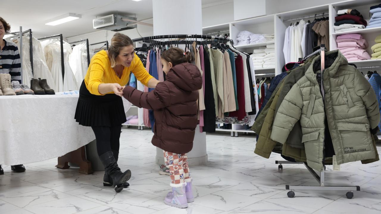 Konak’ta yürekleri ısıtan dayanışma: Giysi Market kış sezonuna hazır