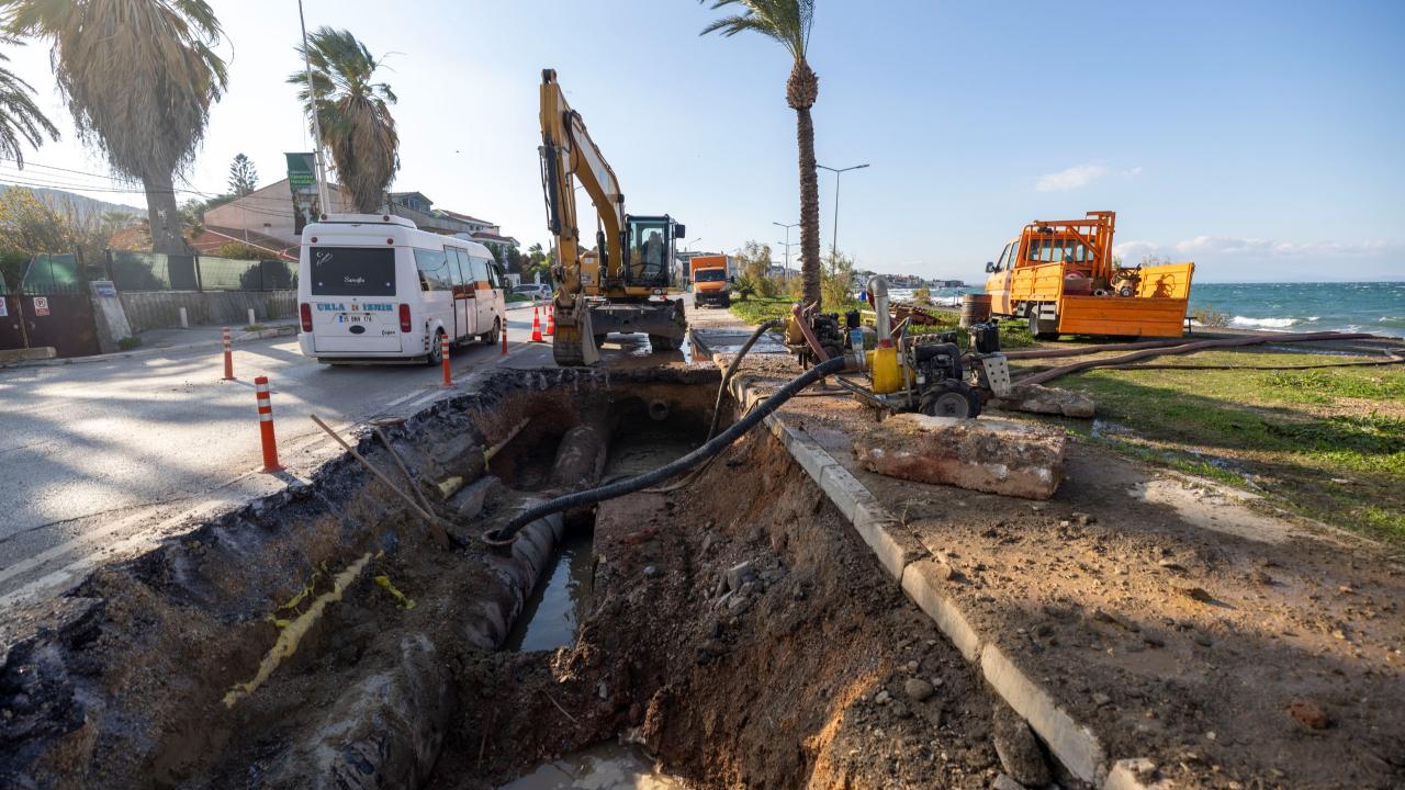 Mithatpaşa Caddesi’ndeki ana boru arızası için İZSU seferber oldu