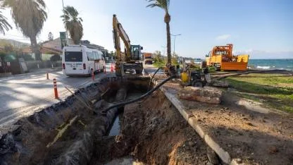 Mithatpaşa Caddesi’ndeki ana boru arızası için İZSU seferber oldu