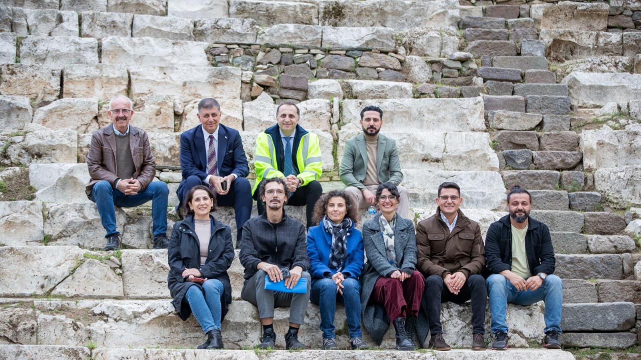 Smyrna Tiyatrosu gün yüzüne çıkıyor