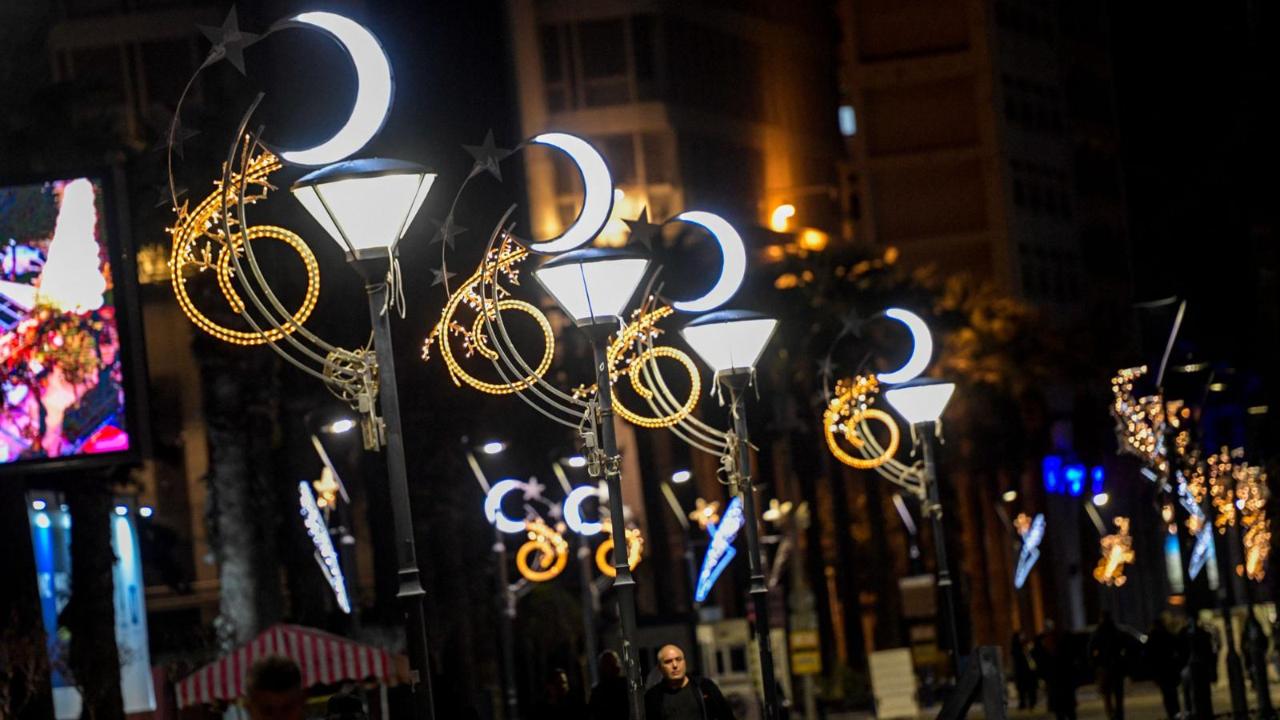 Yeni yıl ruhu İzmir’in caddelerinde İzmir 2026’ya ışıl ışıl giriyor